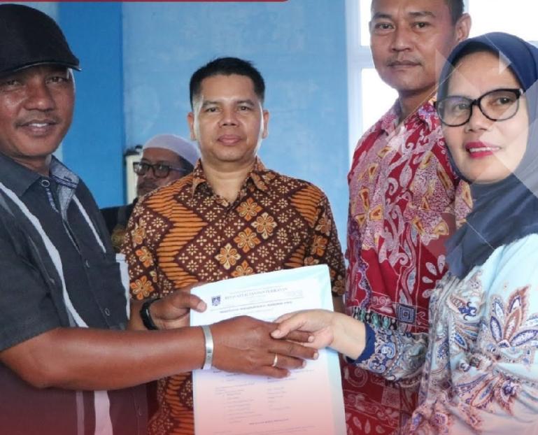 Kepala Dinas Perikanan dan Kelautan Sumbar Dr Ir Reti Wafda MTp menyerahkan dokumen PPKP kepada pemilik kapal Air Bangis saat Sosialisasi Perizinan Kapal Perikanan dan Persetujuan Pengadaan Kapal Perikanan di UPTD PPI Air Bangis, Kamis (28/9). (Dok Istime