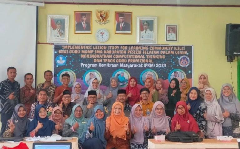 Tim dosen PKM UNP bersama para guru MGMP Matematika di Pessel beberapa hari lalu. (Dok : Istimewa)