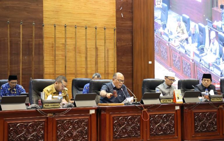 Ketua DPRD Sumbar Supardi didamping Wagub Audy Joinaldy pimpin rapat paripurna beragendakan Jawaban Gubernur Atas Pandangan Umum Fraksi, Senin (19/9). (Dok : Istimewa)
