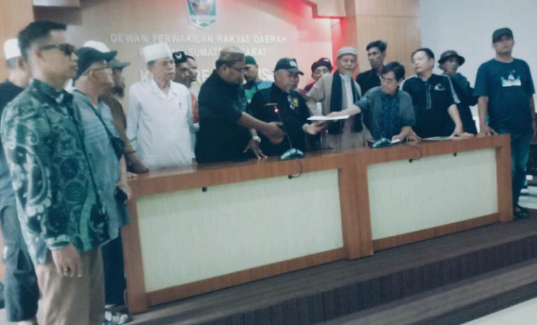 Kelompok masyarakat atas nama Forum Masyarakat Minangkabau (FMM) mendatangi kantor DPRD Sumbar, Selasa sore (19/9). (Dok : Istimewa)