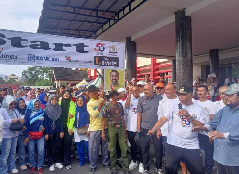 Pelepasan fun walk dalam rangka HUT ke-55 Kadin dan HUT ke-78 Sumbar di halaman kantor Gubernur Sumbar, Minggu (24/9). (Foto : Fajril)