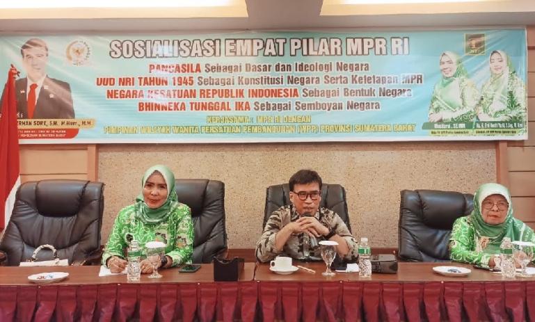 Anggota DPD RI, Alirman Sori berikan materi saat sosialisasi Empat Pilar MPR RI bersama WPP Sumbar, do Padang, Jumat (15/9). (Dok : Istimewa)