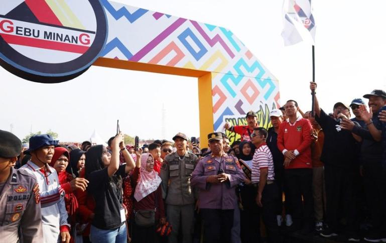 Ribuan masyarakat Kota Pariaman ikuti jalan sehat yang diadakan Gebu Minang di kota itu, Sabtu pagi (2/9). (Dok : Istimewa)