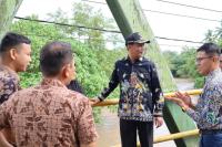 Wali Kota Pariaman Genius Umar bersama kepala OPD tinjau lokasi banjir yang terjadi di Pariaman Selatan, Kamis (21/9). (Dok : Istimewa)