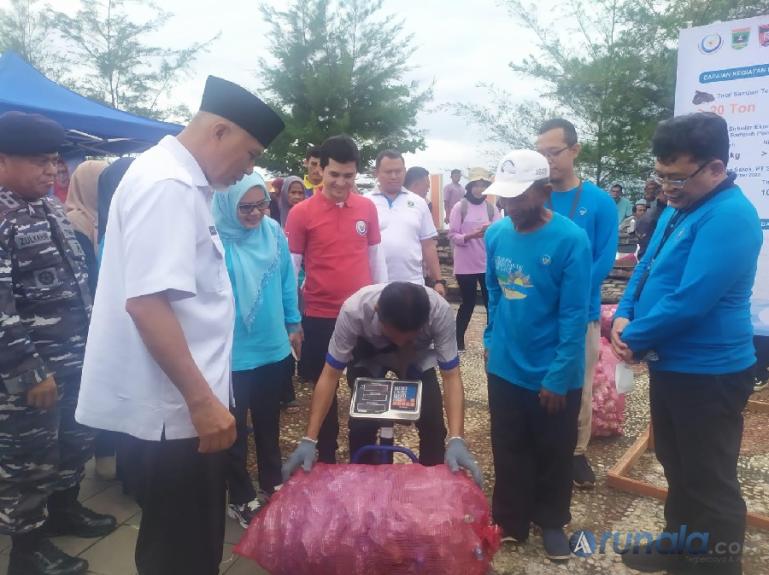 Gubernur Sumbar Mahyeldi Ansharullah didampingi Direktur Pendayagunaan Pesisir dan Pulau-pulau Kecil Direktorat Pengelolaan Ruang Laut KKP Muhammad Yusuf dan Kadis DKP Sumbar Dr Ir Reti Wafda MTp menyaksikan penimbangan sampah saat Gerakan BCL di Pantai P