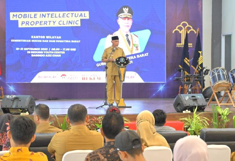 Gubernur Sumbar Mahyeldi beri sambutan dalam acara Klinik Kekayaan Intelektual Bergerak, yang digelar Kakan Wil Kemenkum HAM Sumbar  di Padang, Selasa (19/9). (Dok : Istimewa)