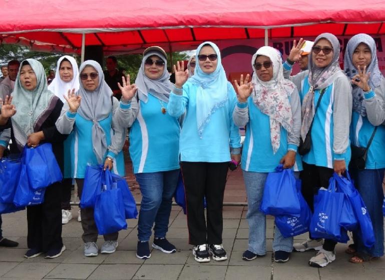 Kadis DKP Sumbar Dr Ir Reti Wafda MTp dan Kabid Penguatan Daya Saing Produk Kelautan dan Perikanan DKP Sumbar, Yulia Madhona SPi  foto bersama dengan penerima paket olahan ikan saat Sosialisasi Gemarikan bersamaan dengan Gerakan Nasional BCL di Pantai Pur