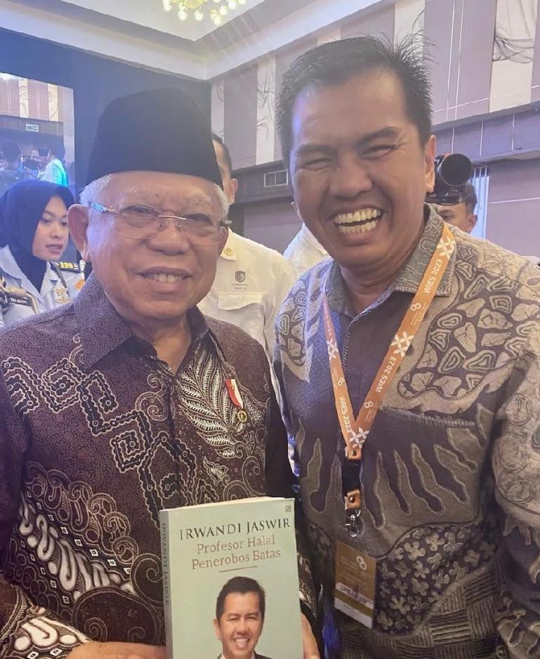 Prof Irwandi Jaswir MSc Phd bersama Wakil Presiden RI KH Ma'ruf Amin saat World Islamic Entrepreneur Summit 2023. (Dok : Istimewa)
