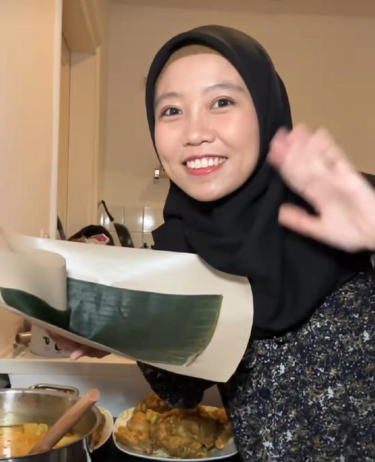 Cynthia Utami merekam aktivitasnya jualan nasi padang. (Dok : Istimewa)