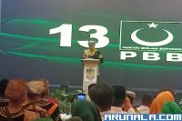 Ketua umum Partai PBB, Yusril Ihza Mahendra berikan pidato politiknya kepada partai dalam acara konsolidasi kader zona III pemenangan caleg dan pemenangan Prabowo Subianto jadi Capres di Padang, Sabtu (9/9). (Foto : Arzil)