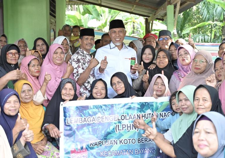 Gubernur Mahyeldi bersama anggota kelompok Kerja Bayang Bungo Indah Pessel, Jumat (21/9). (Dok : Istimewa)