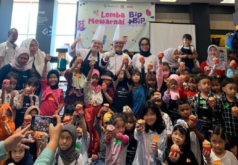 Para peserta memperlihatkan hasil hiasan cup cake usai cooking class, Minggu (17/9) lalu. (Dok : Istimewa)