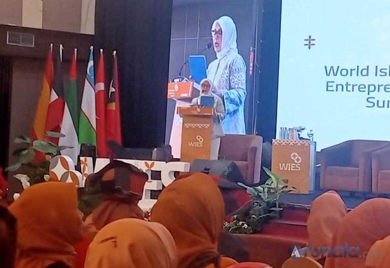 Istri Menparekraf, Ny Nur Asia beri motivasi dan inspirasi kaum perempuan yang menciptakan industri kreatif pada acara WIES 2023 di Padang, Kamis (7/9). (Foto : Istimewa)