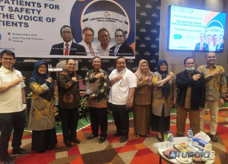 Dirut RSUP M Djamil Dr dr H Dovy Djanas SpOG KFM MARS menyerahkan cinderamata kepada Direktur Jenderal Pelayanan Kesehatan Kementerian Kesehatan RI, dr Azhar Jaya SH SKM MARS saat Webinar World Patient Safety Day 2023 di The ZHM Premiere Hotel, Senin (18/