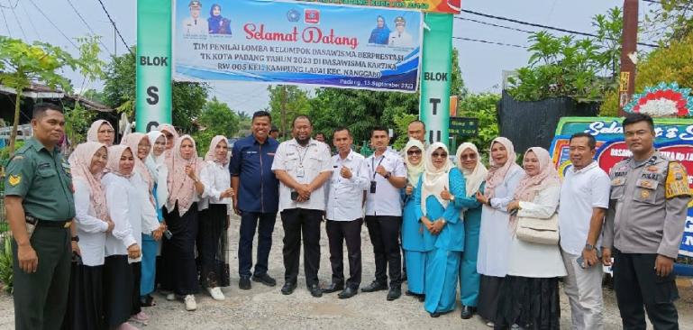 Ketua TP-PKK Kota Padang, Genny Hendri Septa bersama Tim penilai Dasawisma Berprestasi kunjungi Dasawisma Kartika, Kampung Lapai, Rabu (12/9). (Dok : Istimewa)