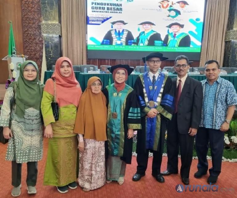 Prof Dr dr Yuliarni Syafitra SpN (K) dan Dr Ikhwana Elfitri ST MT PhD foto bersama  keluarga dan kerabat setelah dikukuhkan jadi guru besar tetap Unand, Selasa (26/9). (Foto : Fajril)