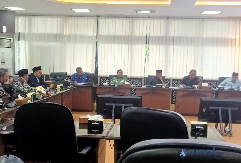 Wakil ketua DPRD Sumbar Suwirpen Suib bersama jajaran Komisi 1 adakan pertemuan dengan KPU Sumbar, Senin sore (18/9). (Foto : Arzil)