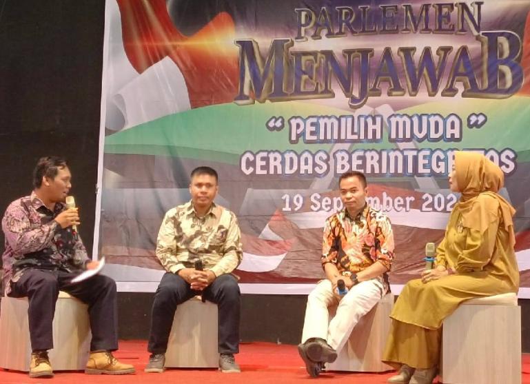 Anggota DPRD Sumbar Hidayat bersama Anggota KPU Sumbar Jons Manedi saat ikuti program Parlemen Menjawab yang diadakan RRI Pro 1 Padang di SMK 7 Kota Padang, Selasa (19/9). (Dok : Istimewa)
