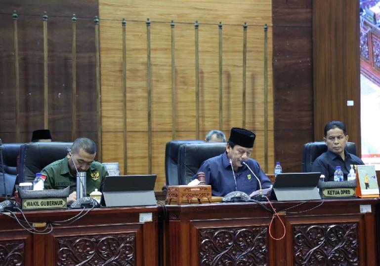 Wakil Ketua DPRD Sumbar, Suwirpen Suib disaksikan Wagub Audy Joinaldy saat pimpin rapat paripurna membahas Ranperda perubahan APBD Sumbar 2023, Jumat (15/9). (Dok : Istimewa)