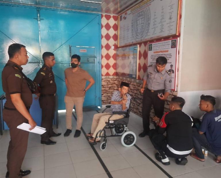 Terpidana mantan Kadis Lingkungan Hidup Kabupaten Padangpariaman Yuniswan jalani pemeriksaan kesehatan pasca dieksekusi Kasi Pidsus dan Tim eksekutor Kejari Pariaman, Senin (25/9). (Dok : Istimewa)