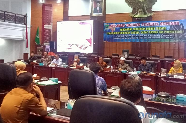 Anggota DPRD Sumbar, Hidayat bersama stakeholder terkait membahas penyempurnaan Ranperda Pemujaan Kebudayaan Daerah, Cagar Budaya dan Permuseuman di ruang sidang utama DPRD Sumbar, Senin (11/9). (Foto : Arzil)