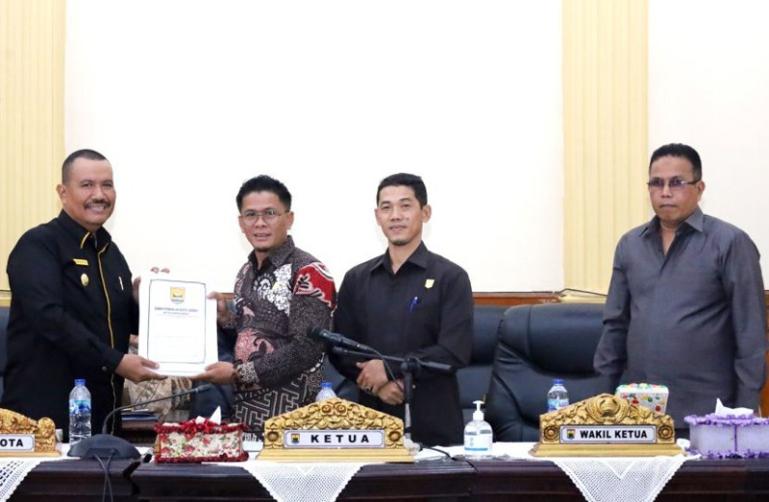 Wawako Mardison Mahyuddin menerima buku yang berisikan tanggapan fraksi terhadap lima ranperda yang dibuat Pemko Pariaman, Selasa (19/9). (Dok : Istimewa)