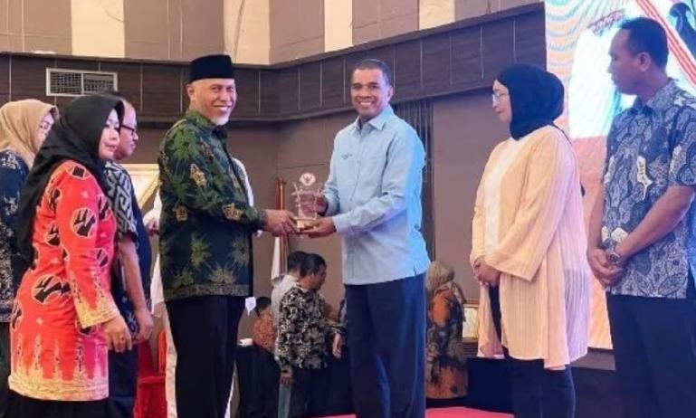 Gubernur Sumbar Mahyeldi didampingi Wakil Deputi Direktur BPJS Ketenagakerjaan Wilayah Sumbar-Riau Elena menyerahkan penghargaan Paritrana Award ke Direktur Operasional Bank Nagari Syafrizal pada Malam Anugerah Paritrana Award Tingkat Sumbar Tahun 2022 di