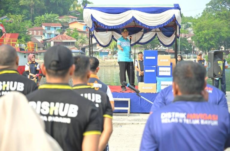 Gubernur Sumbar, Mahyeldi beri sambutan pada acara peringatan Harhubnas 2023 di Pelabuhan Muaro Padang, Rabu (13/9). (Dok : Istimewa)