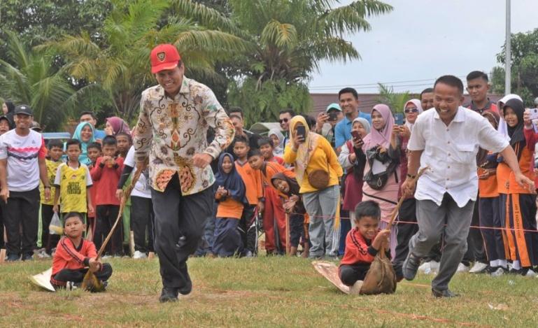 Wako Genius Umar ikut semarakkan lomba pacu upiah yang digelar di Kawasan Youth Center, GOR Rawang, Selasa (12/9). (Dok : Istimewa)