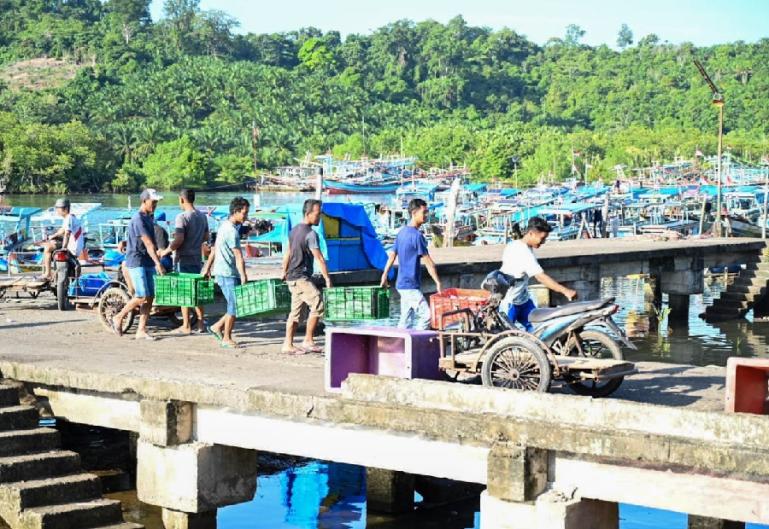 Suasana nelayan bawa hasil tangkapannya ke tempat pelelangan ikan di pelabuhan perikanan Air Bangis, Pasbar. (Dok : Istimewa)