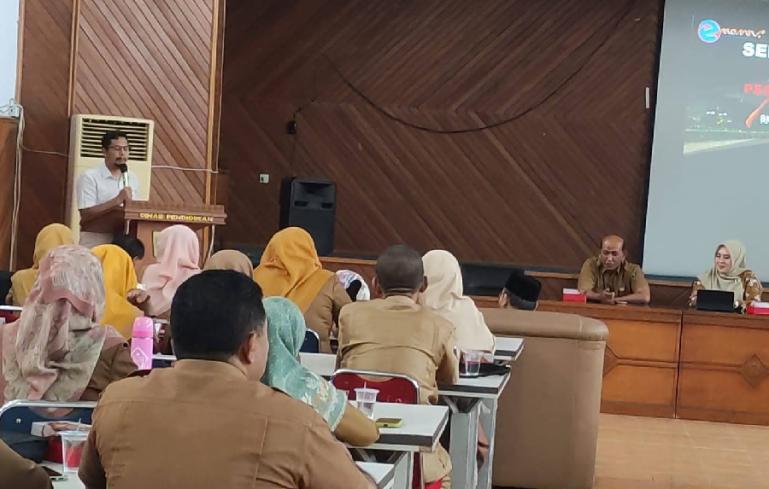 Ketua KI Sumbar, Nofal Wiska paparkan tujuan bimtek cara pengisian kuisioner monev badan publik  SMA/SMK se Sumbar, di Padang (4/9). (Dok : Istimewa)