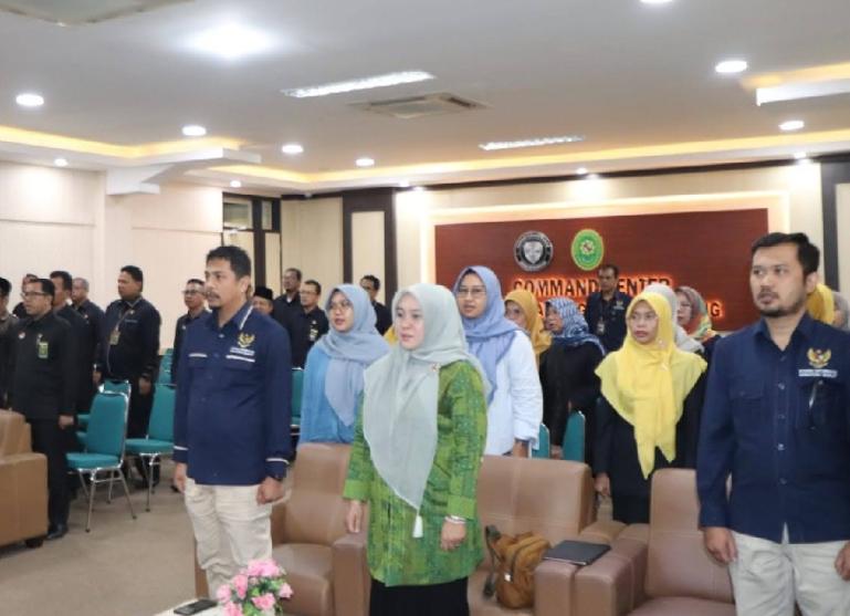 Ketua KI Sumbar Nofal Wiska bersama Kepala Pengadilan Tinggi Agama Padang, Pelmizar saat acara bersama Ketua Pengadilan Agama se Sumbar, Selasa (5/9). (Dok : Istimewa)