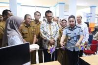 Wali Kota Genius Umar bersama Kepala Devisi Pelayanan Hukum dan Ham Kantor Kemenkumham Sumbar, Ruliana Pendah Harsiwi resmikan kantor AHU dan Merek di MPP Kota Pariaman, Selasa (12/9). (Dok : Istimewa)