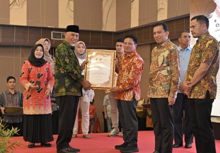 Gubernur Sumbar, Mahyeldi serahkan penghargaan kepada perusahaan yang mendapat Paritrana Award Tahun 2022 di Padang, Senin malam (4/9). (Dok : Istimewa)