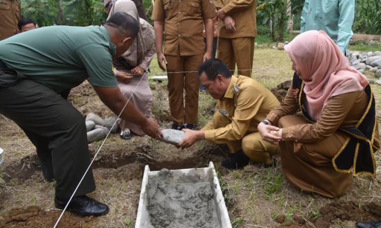 Wako Pariaman, Genius Umar letakkan batu pertama pembangunan gedung TK/PAUD Desa Sikapak Timur, Kecamatan Pariaman Utara, Kota Pariaman, Selasa (5/9). (Dok : Istimewa)