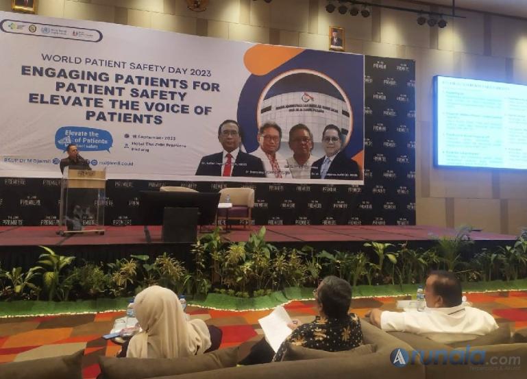 Dirut RSUP M Djamil Dr dr H Dovy Djanas SpOG KFM MARS menyajikan materi saat Webinar World Patient Safety Day 2023 di The ZHM Premiere Hotel, Senin (18/9).  (Foto : Fajril)