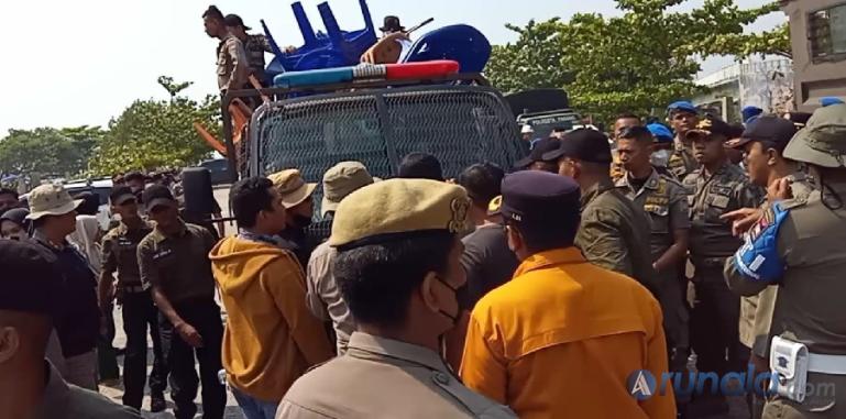 Terlihat petugas gabungan memuat barang dagangan PKL ke dalam truk saat penertiban berlangsung di kawasan Pantai Padang, Sabtu sore (16/9). (Foto : Derizon)