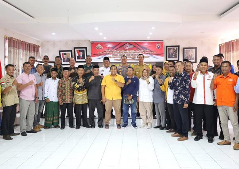 Wako Pariaman, Genius Umar bersama Kapolres AKBP Abdul Aziz serta pimpinan parpol saat deklarasi damai pemilu 2024, Selasa (5/9). (Dok : Istimewa)