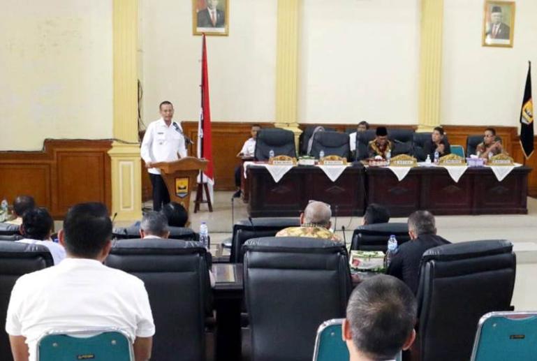 Wako Genius Umar menjawab pandang umum Fraksi di DPRD Kota Pariaman, terkait Ranperda APBN Perubahan 2023, Rabu (20/9). (Dok : Istimewa)