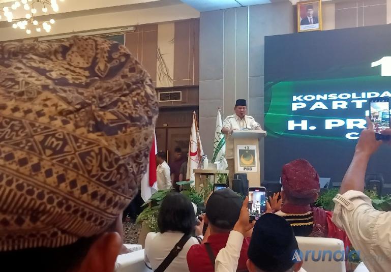 Ketua Umum Partai Gerindra, Prabowo berikan pidato politiknya setelah menerima pernyataan dukungan menjadi Capres dari Partai PBB yang dipimpin Yusril Ihza Mahendra di Padang, Sabtu (9/9). (Foto : Arzil)