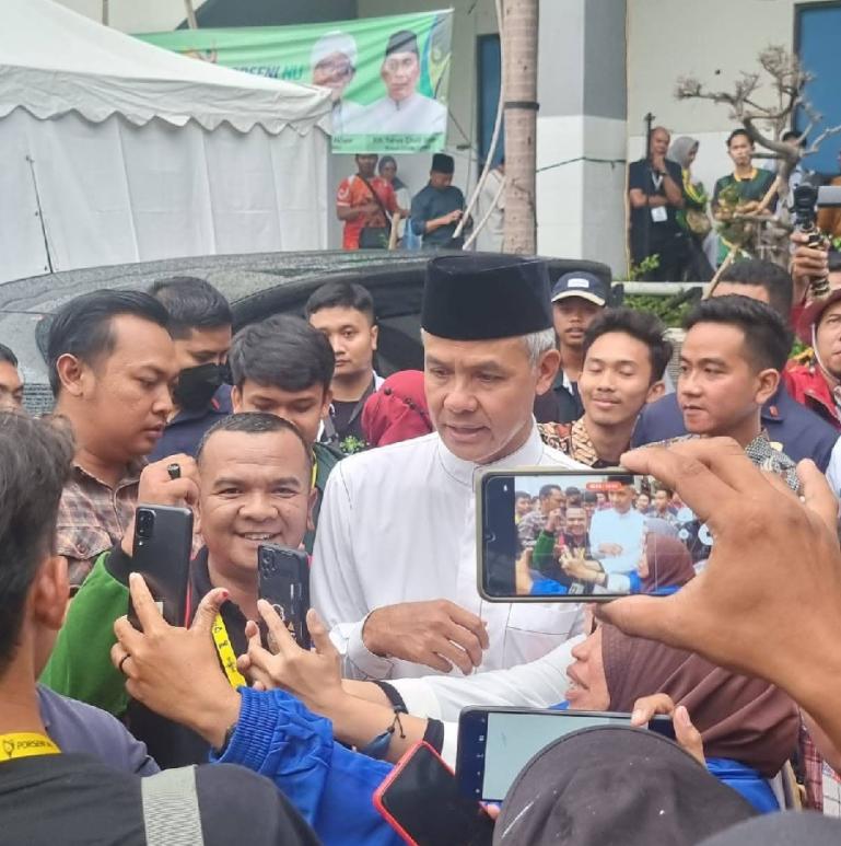 Ketua Pondok Pesantren Sumbar, Ustadz Akmal Hadi bersama Gubenur Jawa Tengah Ganjar Pranowo beberapa waktu lalu. (Dok : Istimewa)