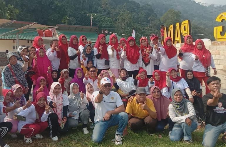 Ketua DPD Partai Perindo Padang, Muhammad Imron Jamil dan Ketua DPW Partai Perindo Sumbar Hefri Admen Handra bersama kaum ibu-ibu di acara senam sehat bersama caleg Partai Perindo di Seberang Padang Timur Kota Padang, Minggu pagi (17/9). (Dok : Istimewa)