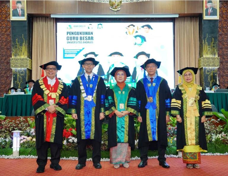 Foto bersama Rektor Unand Prof Dr Yuliandri SH MH, Ketua Dewan Profesor Prof Dr Marlina MS Apt bersama tiga guru besar dikukuhkan di Convention Hall Unand, Selasa (26/9). (Dok : Istimewa)