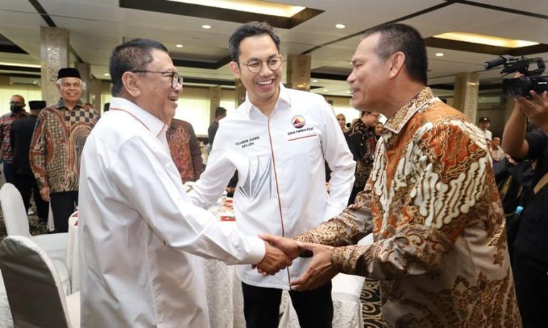 Wako Pariaman, Genius Umar saat menyambut Ketua Umum DPP Gebu Minang, Oesman Sapta Odang jelang pelaksanaan Rembuk Ranah Rantau membahas tentang Ekonomi Budaya Minang di Pangeran Beach Hotel Padang, Jumat sore (1/8). (Dok : Istimewa)