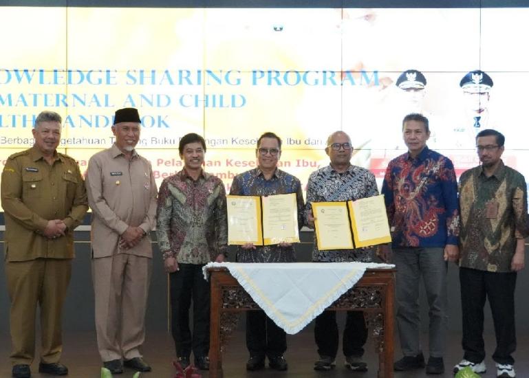 Dirut RSUP Dr M Djamil Dr dr H Dovy Djanas SpOG KFM MARS dan Direktur PT CTI Andri Khaidir memperlihatkan nota kerja sama. Disaksikan Wamenkes RI Prof dr Dante Saksono Harbuwono SpPD KEMD PhD dan Gubernur Sumbar Mahyeldi Ansharullah. (Dok : Istimewa)