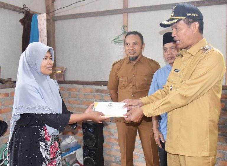 Wako Genius Umar serahkan bantuan kepada Asti Efendi yang alami kebakaran rumah, Selasa siang (5/9).