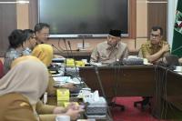Gubernur Sumbar, Mahyeldi bersama Kepala Bappeda Medi Iswandi saat menjamu tamu dari JICA Jepang di Padang, Senin (11/9). (Dok : Istimewa)