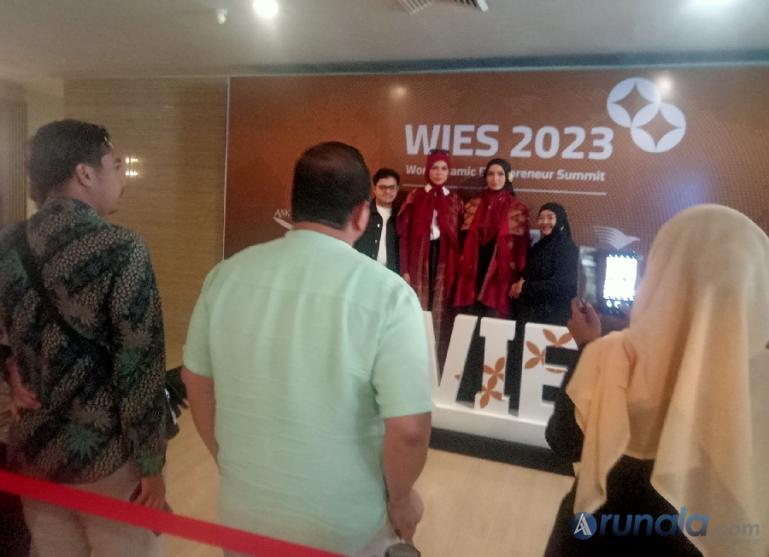 Terlihat peserta WIES 2023 berswafoto pada booth yang disiapkan panitia bagi mereka yang ingin mengabadikan momen WIES 2023 yang mereka ikuti, Kamis (7/9). (Foto : Arzil)