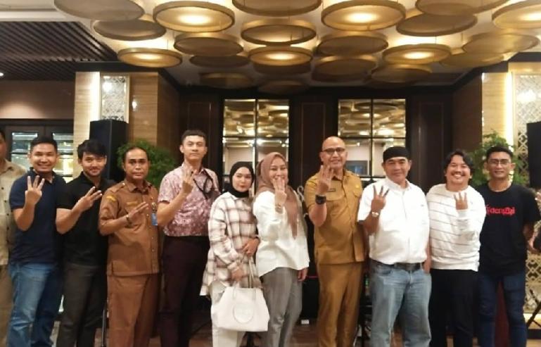 Ketua panitia WIES 2023, Sari Lenggogeni bersama para influencer Sumbar. (Dok : Istimewa)