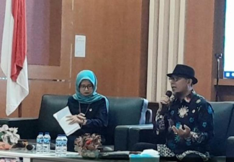 Wakil Ketua KI Sumbar, Arif Yumardi ketika jadi narasumber pada diskusi  panel yang dihadiri Hakim Yudisial MA di Unand, Senin (11/9). (Dok : Istimewa)